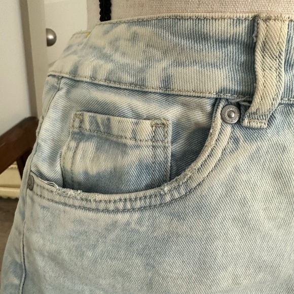 Refuge  Denim Mom Shorts Size 7 Jeans Acid Wash Light Cuff Zip Closure - Picture 4 of 8